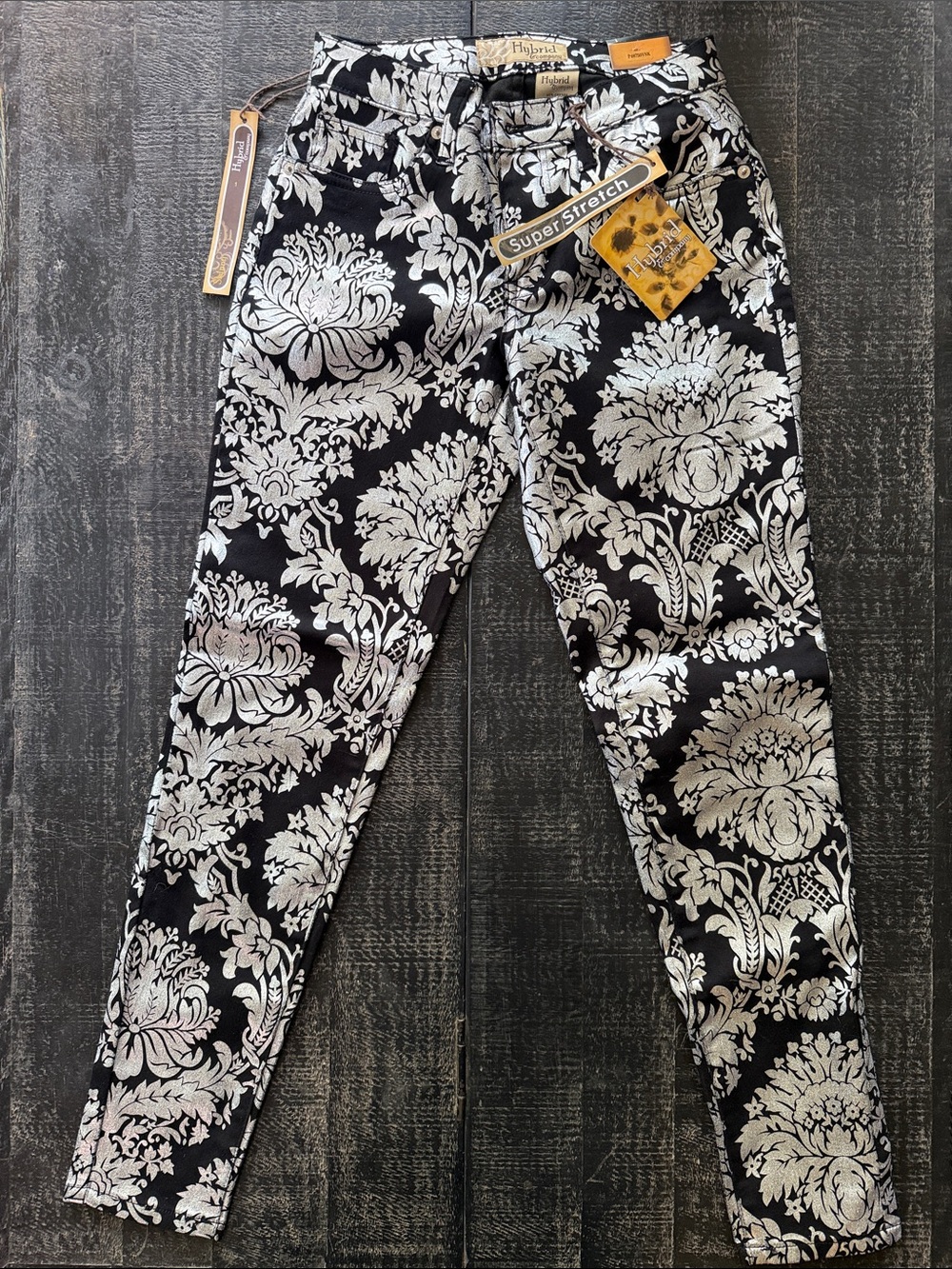 Hybrid & Company Black Leggings with Metallic silver Damask Print